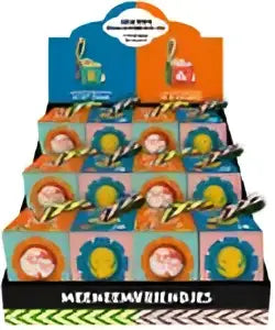 Display van blauwe en oranje verpakte zachte buggy boekjes in een piramidevormige opstelling
