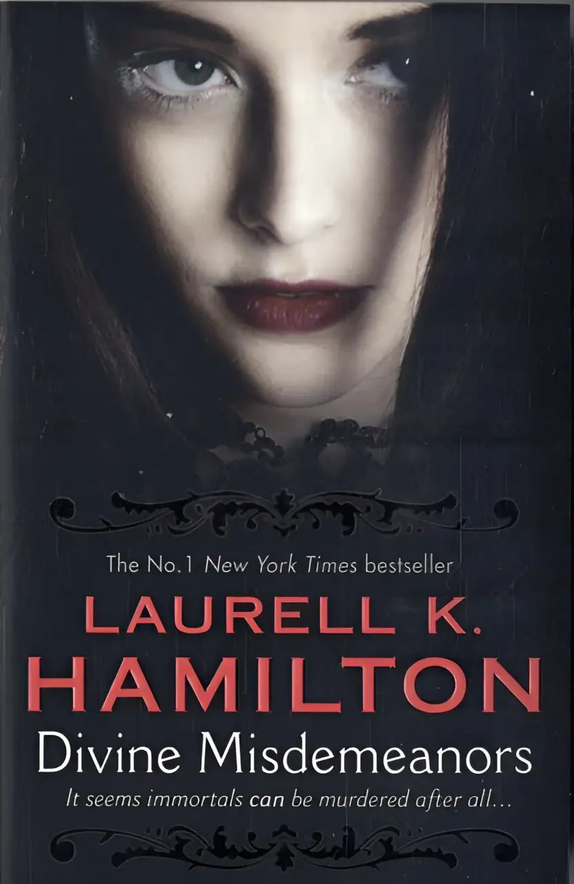 Donker thema boekomslag van divine misdemeanors door laurell k hamilton met vrouw en fantasy romance elementen