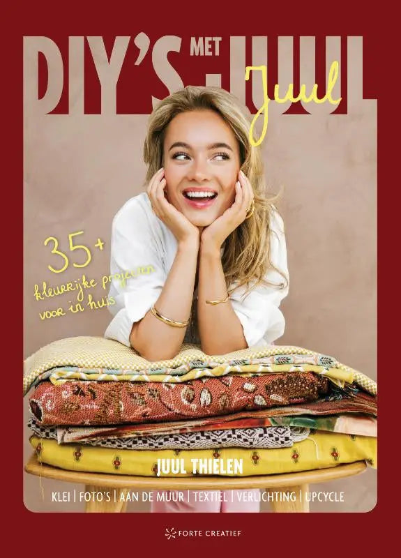 Een kleurrijke stapel patroonrijke quilts in warme tinten keurig gevouwen voor juul thielen hobby’s algemeen