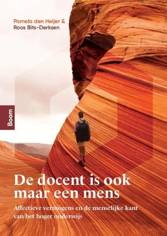 Een zwarte rugzak gezien van achteren gedragen door een persoon op kleurrijke oranje en rode zandstenen kliffen voor de docent is ook maar een mens