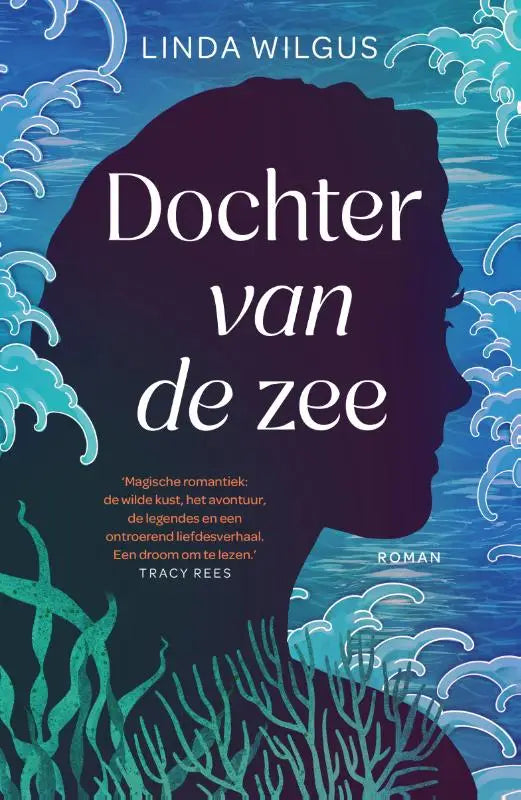 Boekcover van dochter van de zee met een donkere silhouet van een vrouw tegen een oceaanachtergrond met blauwe golven en teal koraal
