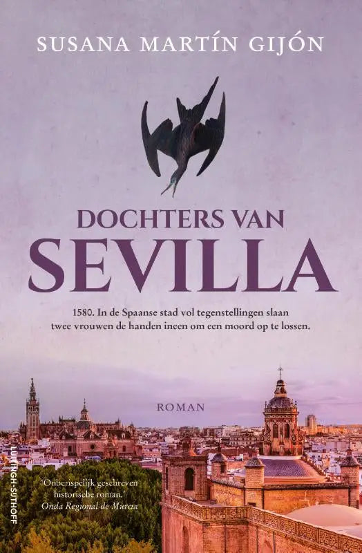 De boekcover van dochters van sevilla toont een zwarte vleermuis boven de titel tegen een paarse stadssilhouet van susana martín gijón