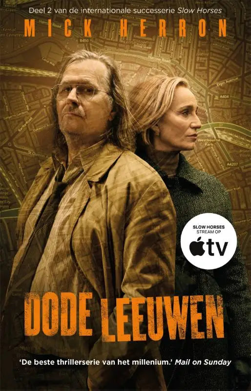 De poster voor de apple tv serie slow horses toont twee acteurs op een sepiakleurige achtergrond voor dode leeuwen