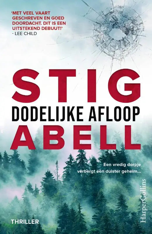Boekcover van dodelijke afloop met rode en zwarte tekst en mistige groene pijnbomen die een vredig dorpje verbergt met een duister geheim tonen