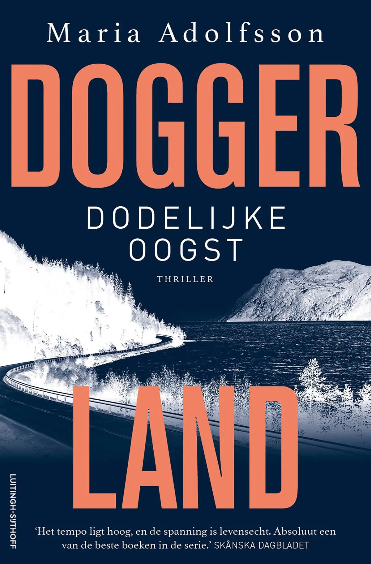 Boekcover van dodelijke oogst thriller door maria adolfsson met orange en witte tekst op donkerblauwe achtergrond van luitingh sijthoff