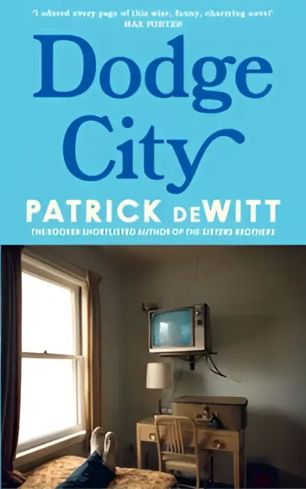 Blauw boekomslag met de titel dodge city van patrick deWitt, relevant voor the country en vietnam war thema’s