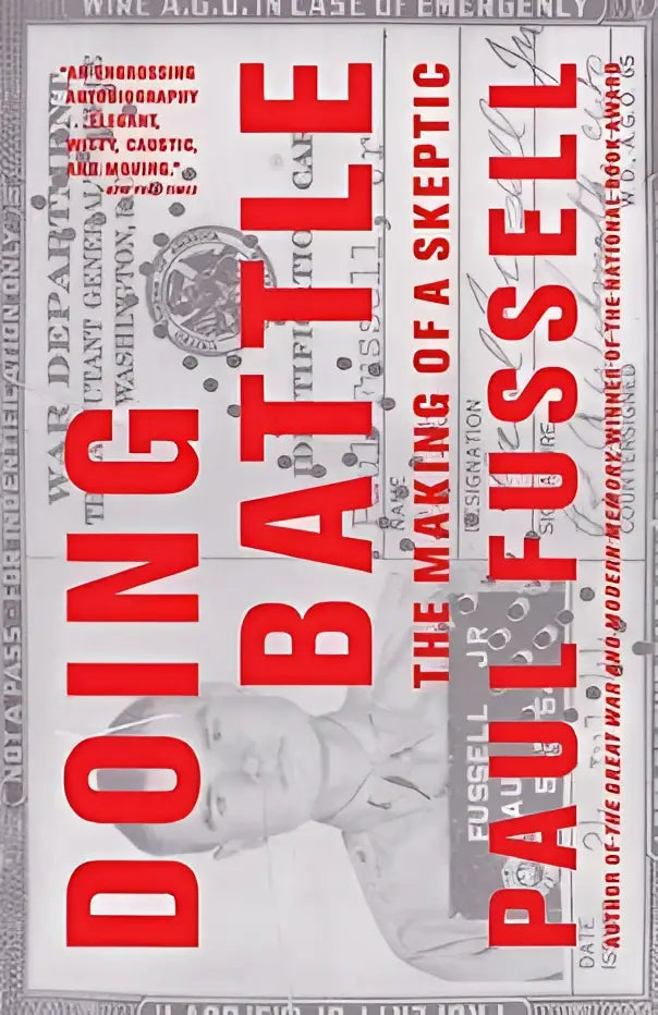 De boekcover van doing battle the making of a skeptic door paul fussell toont rode letters op een grijs achtergrond met krantenknipsels en militaire insignes