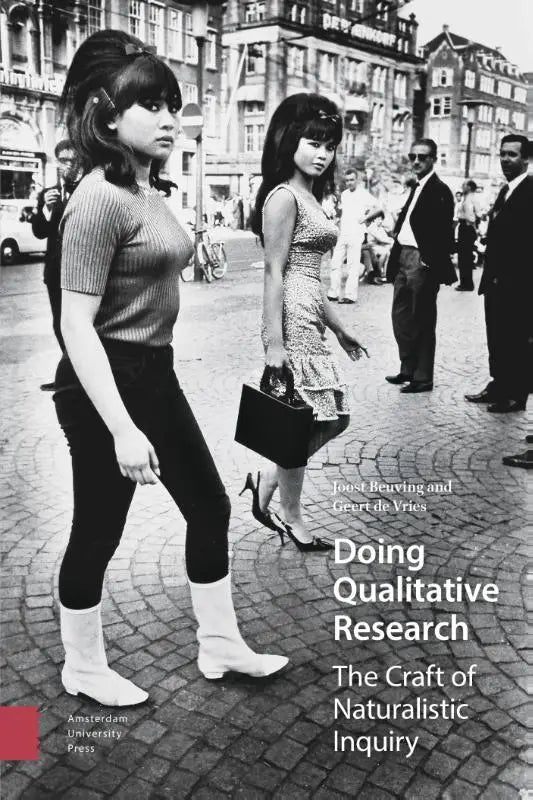 Zwart-witfoto van twee vrouwen lopend op een kasseienstraat voor het boek doing qualitative research over kwalitatief onderzoek