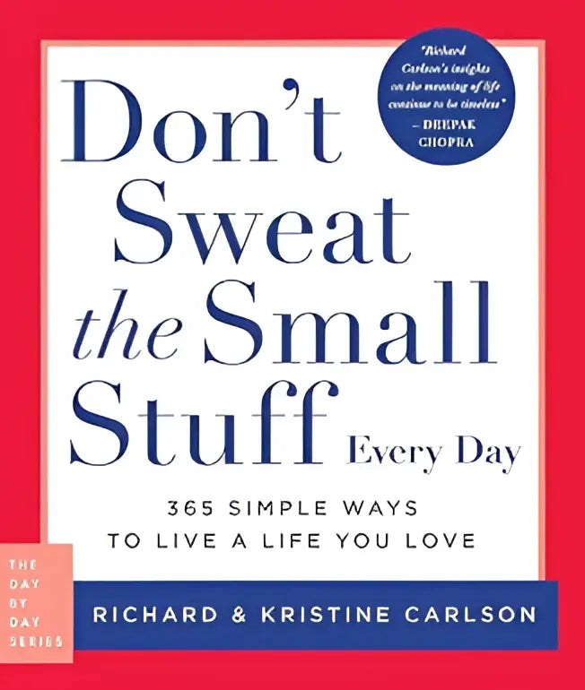 De boekcover toont de titel dont sweat the small stuff every day in marineblauwe letters op een witte achtergrond met een rode rand en auteur richard en kristine carlson onderaan