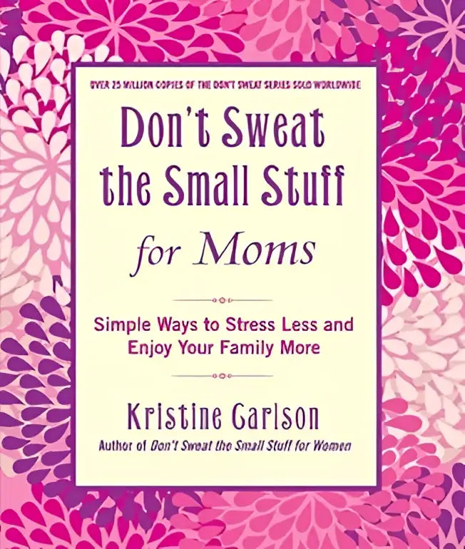 Roze boek met bloemmotief voor don’t sweat the small stuff for moms van kristine carlson, gericht op moeders