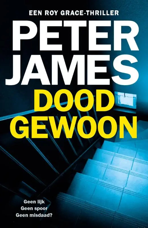 De boekcover van Doodgewoon toont opvallende witte en gele tekst op een donkerblauwe achtergrond met een afbeelding van een trap