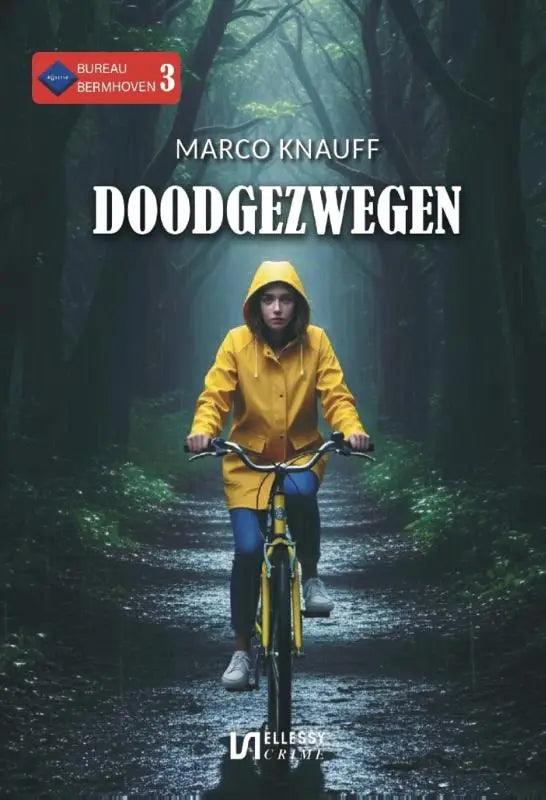 Een persoon in een helder gele regenjas rijdt op een fiets door een mistig bospaadje bureau bermhoven doodgezwegen