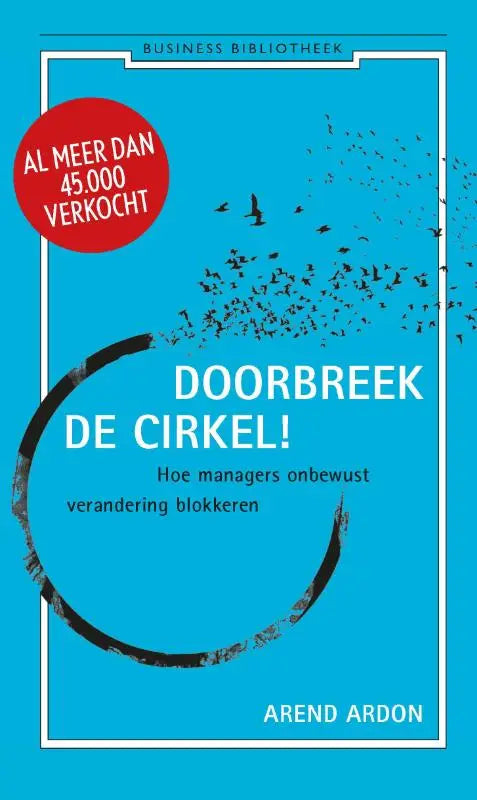 Felblauwe boekcover van doorbreek de cirkel met zwarte cirkel en vogels, management algemeen door arend ardon bij atlas contact