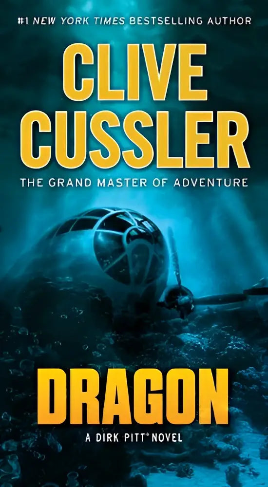 De boekcover van dragon toont een metallic onderzeeër in donkerblauwe en zwarte tinten onder water met dirk pitt