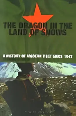 De boekcover toont een rode ster boven de titel the dragon in the land of snows over de geschiedenis van Tibet sinds 1947