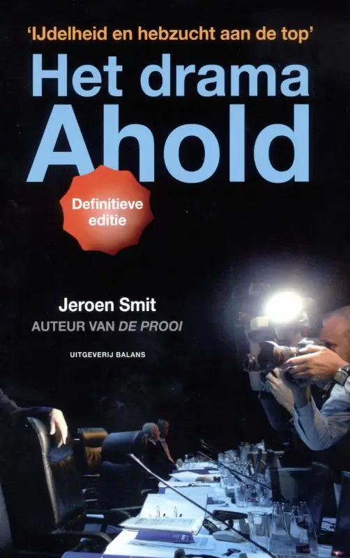 De cover van het drama ahold door jeroen smit toont blauwe en oranje tekst met fotografen en valt onder economische biografieën