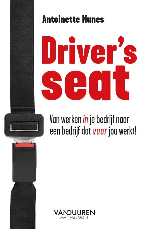 Zwarte veiligheidsgordel met rood losmaakknop en zwarte kunststof clip voor bestuurdersstoel in bedrijfswagen