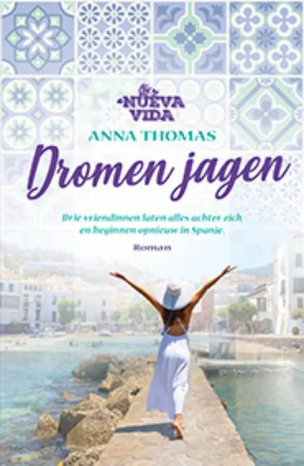 Vrouw in een witte jurk en hoed op een stenen pier voor blauw betegelde muren in de literaire roman dromen jagen van anna thomas
