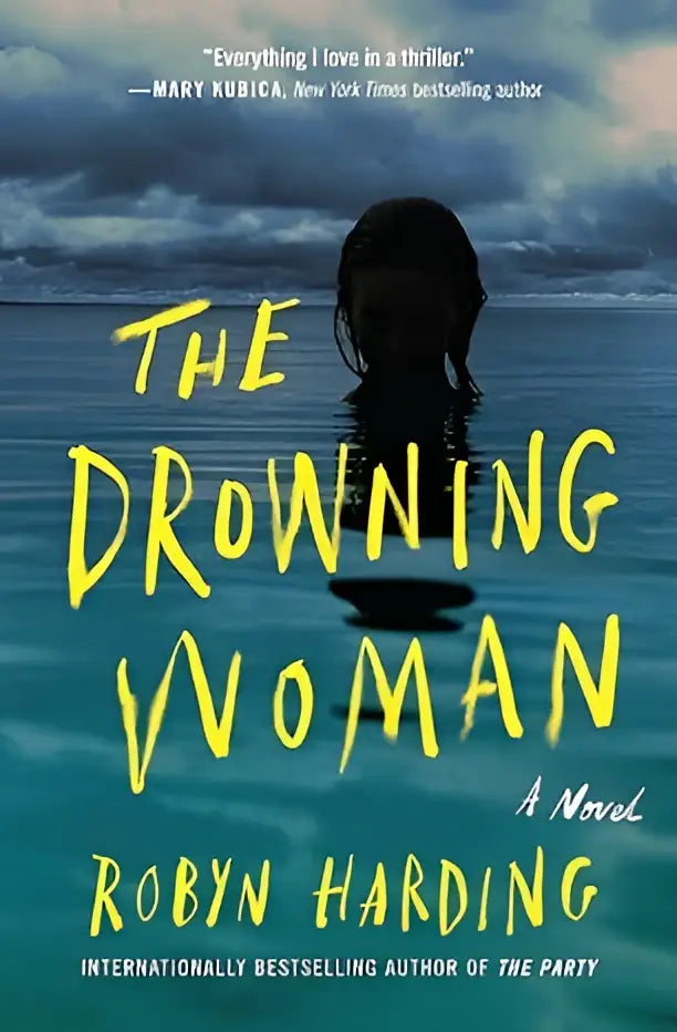 Boekcover van drowning woman met dikke gele tekst en een silhouet van een vrouw ondergedompeld in een blauwgroene oceaan