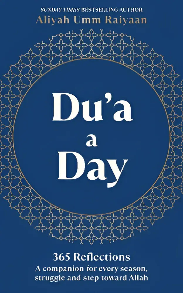Du’a a day boek met diepblauwe kaft en gouden geometrische patronen door aliyah umm raiyaan voor islamic life