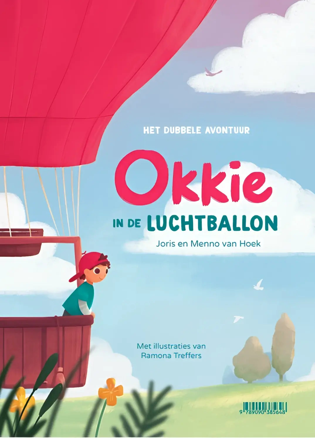 Een rode het dubbele avontuur luchtballon met houten mand zweeft boven een groen veld onder een blauwe lucht