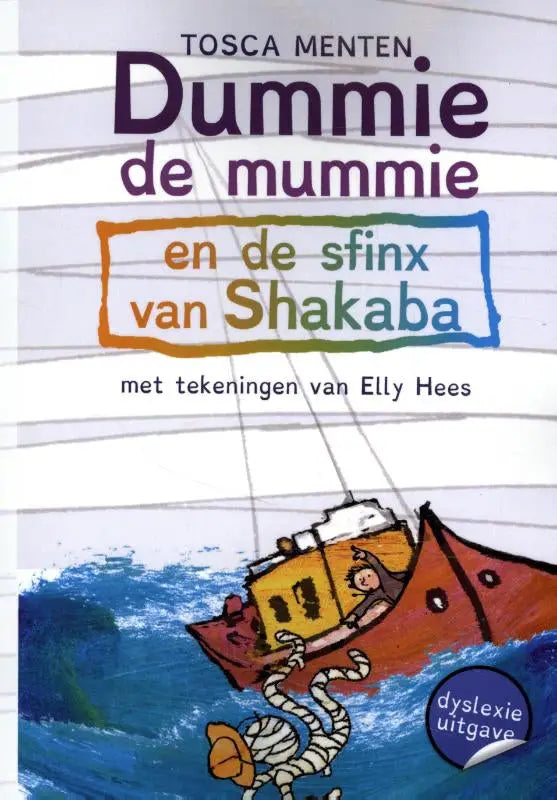 De boekcover van dummie de mummie deel 3 toont een rode boot met gele details en blauwe golven achter een oranje witte mummie