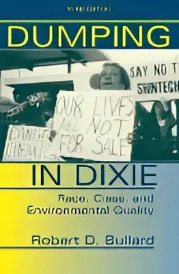 De boekomslag van dumping in dixie toont de titel met zwartwitfoto van protestborden en mensen met spandoeken