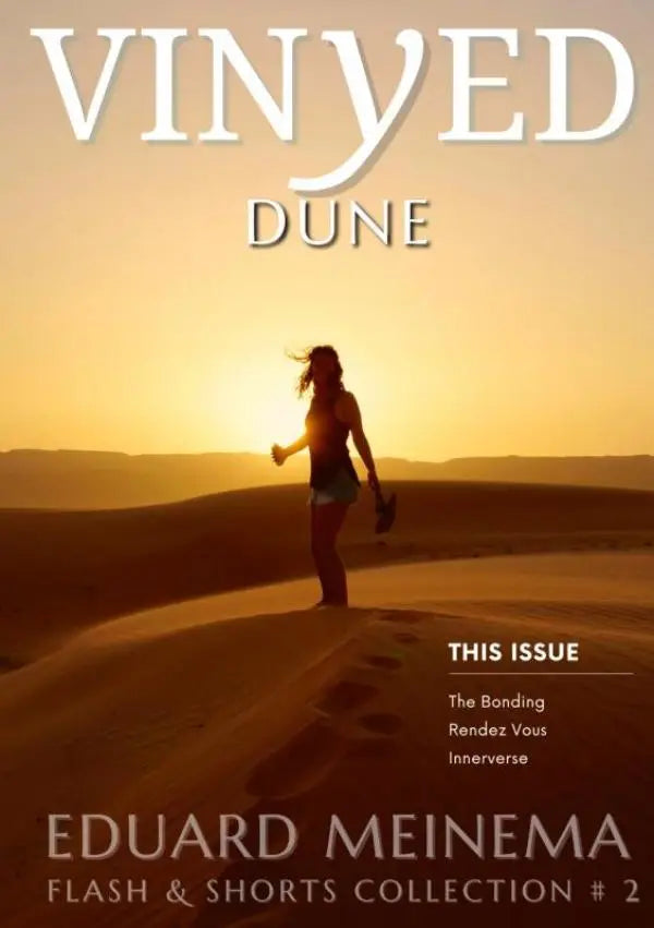 De cover van vinyed dune magazine toont een silhouet van een vrouw die over gouden zandduinen loopt bij zonsondergang