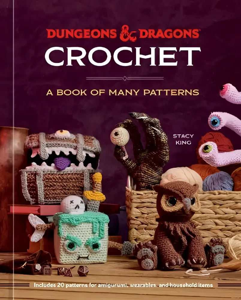 Cover van het boek dungeons & dragons crochet met paarse achtergrond en vele patronen van gehaakte wezens zoals een uil en tentakels