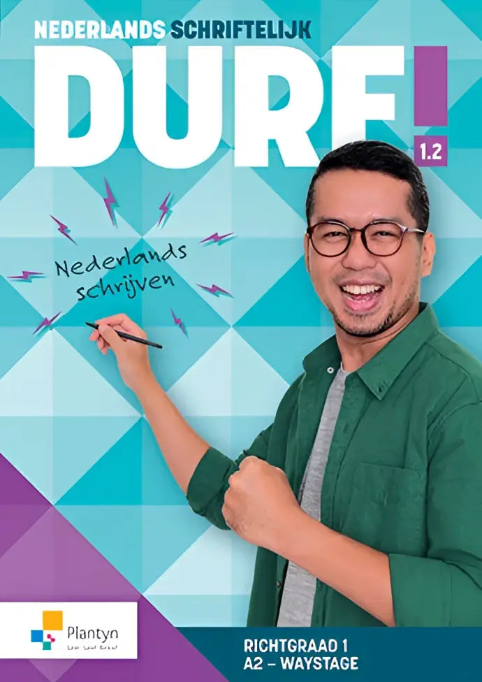 De cover van het dutch language workbook duref 1.2 toont een lachende man in groen schrijvend voor a2 waystage niveau