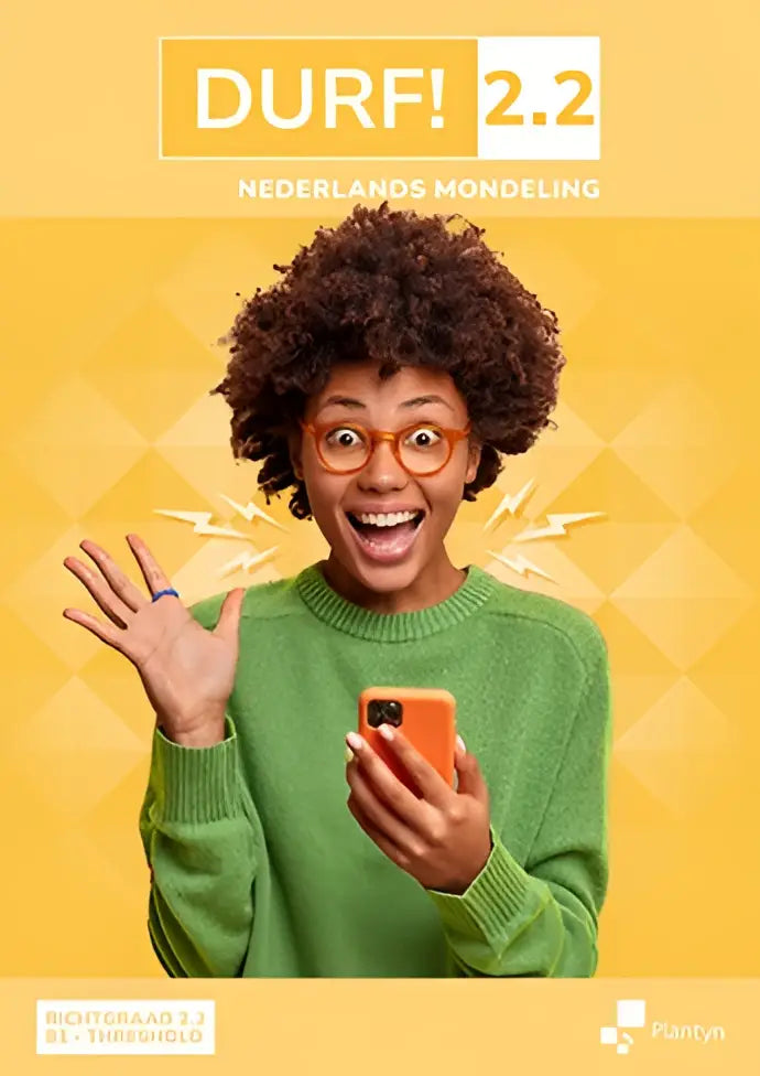 Een vrolijk persoon met krullend donker haar en oranje bril draagt een groene trui en gebruikt een oranje smartphone bij durf 2.2 flexibele nt2-methode voor blended learning tweede taal