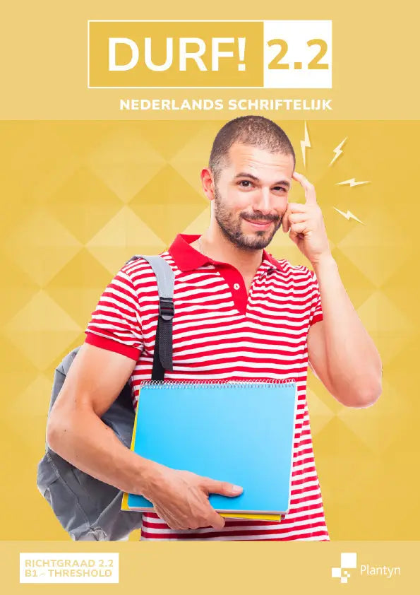 Een man in een rood wit gestreept poloshirt houdt een helderblauw spiraalgebonden schriftelijk leerwerkboek durf 2.2 b1 threshold 2