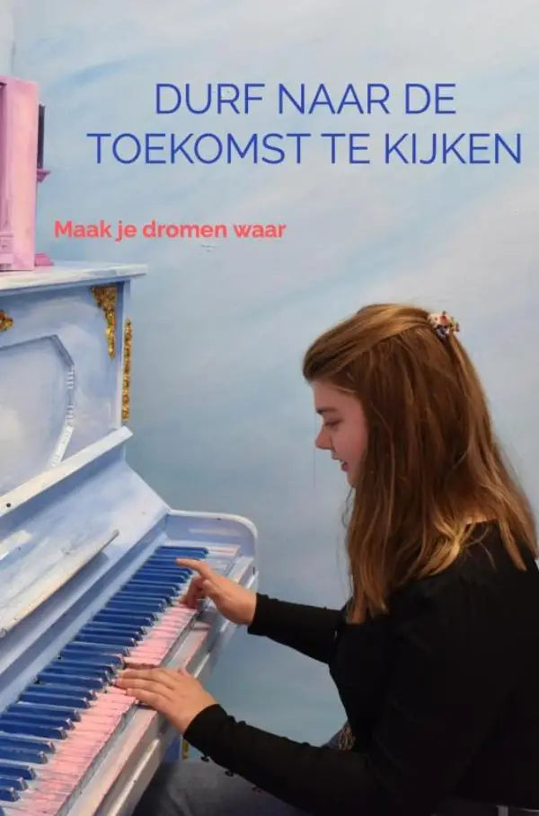 Lichtblauwe rechtopstaande piano met roze en blauwe toetsen in durf naar de toekomst te kijken maak je dromen waar