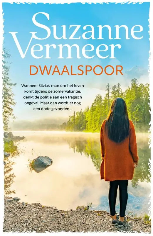 Vrouw met lang donker haar in oranje jas en zwarte legging bij mistig meer voor dwaalspoor product