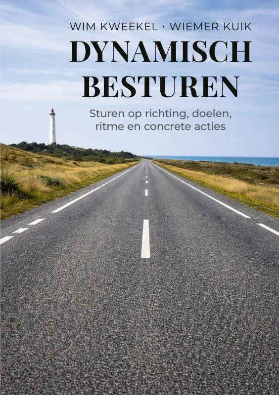 De boekcover van dynamisch besturen toont een asfaltweg naar een vuurtoren en benadrukt concete acties