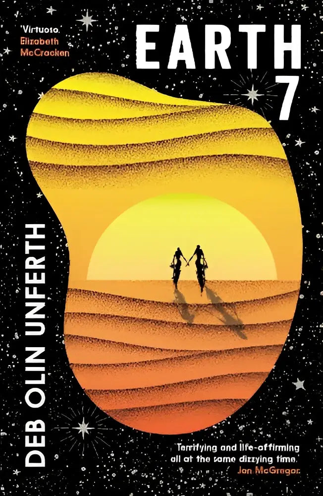 De omslag van Earth 7 toont een geeloranje woestijnlandschap met twee silhouetten wandelend naar de zon