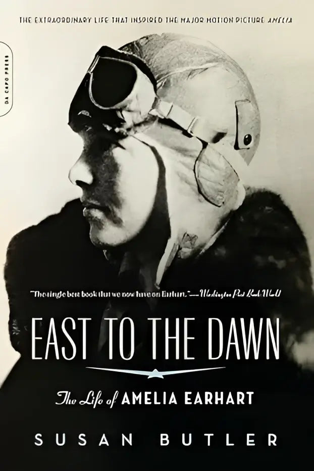 Zwartwit boekcover van east to the dawn de levensbiografie van amelia earhart met profielportret in vliegershelm
