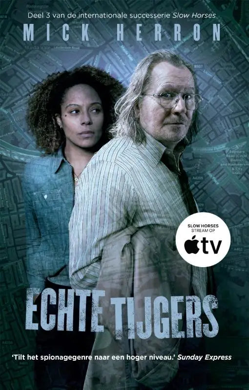 De poster voor de apple tv+ serie slow horses toont twee hoofdpersonages tegen een gestileerde kaart in echte tijgers