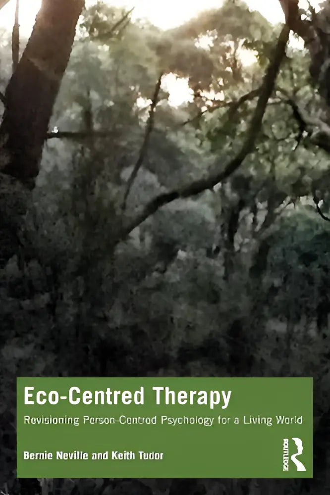 De boek cover toont eco-gecentreerde therapie met titel en auteursnamen op een groene achtergrond