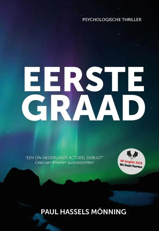 Boekcover van eerste graad met witte tekst op donkere aurora achtergrond en silhouet van bergen