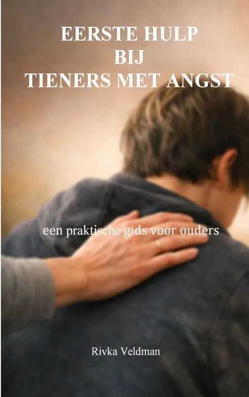 De boekcover van eerste hulp bij tieners met angst toont een praktische gids voor ouders in witte seriflettertype