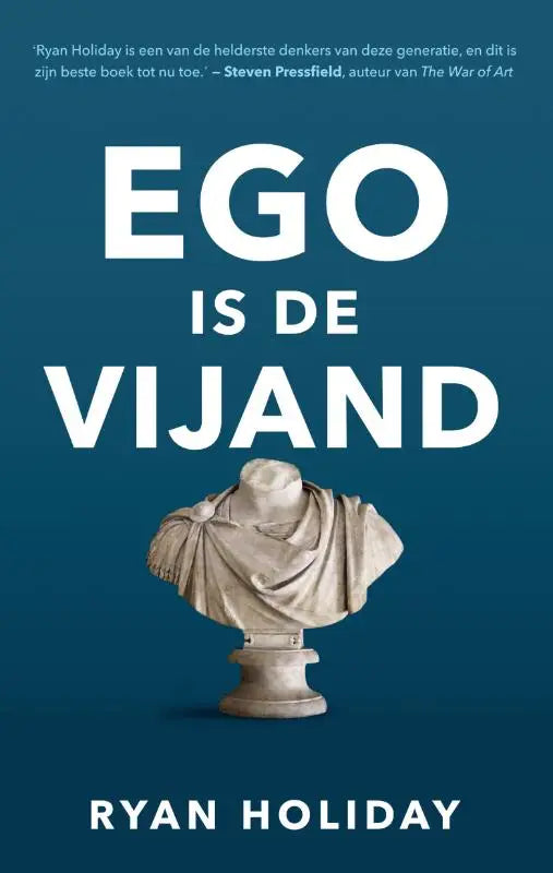 Witte marmeren buste van een klassieke figuur draped in stof op een sokkel met diepe blauwe achtergrond ego is de vijand