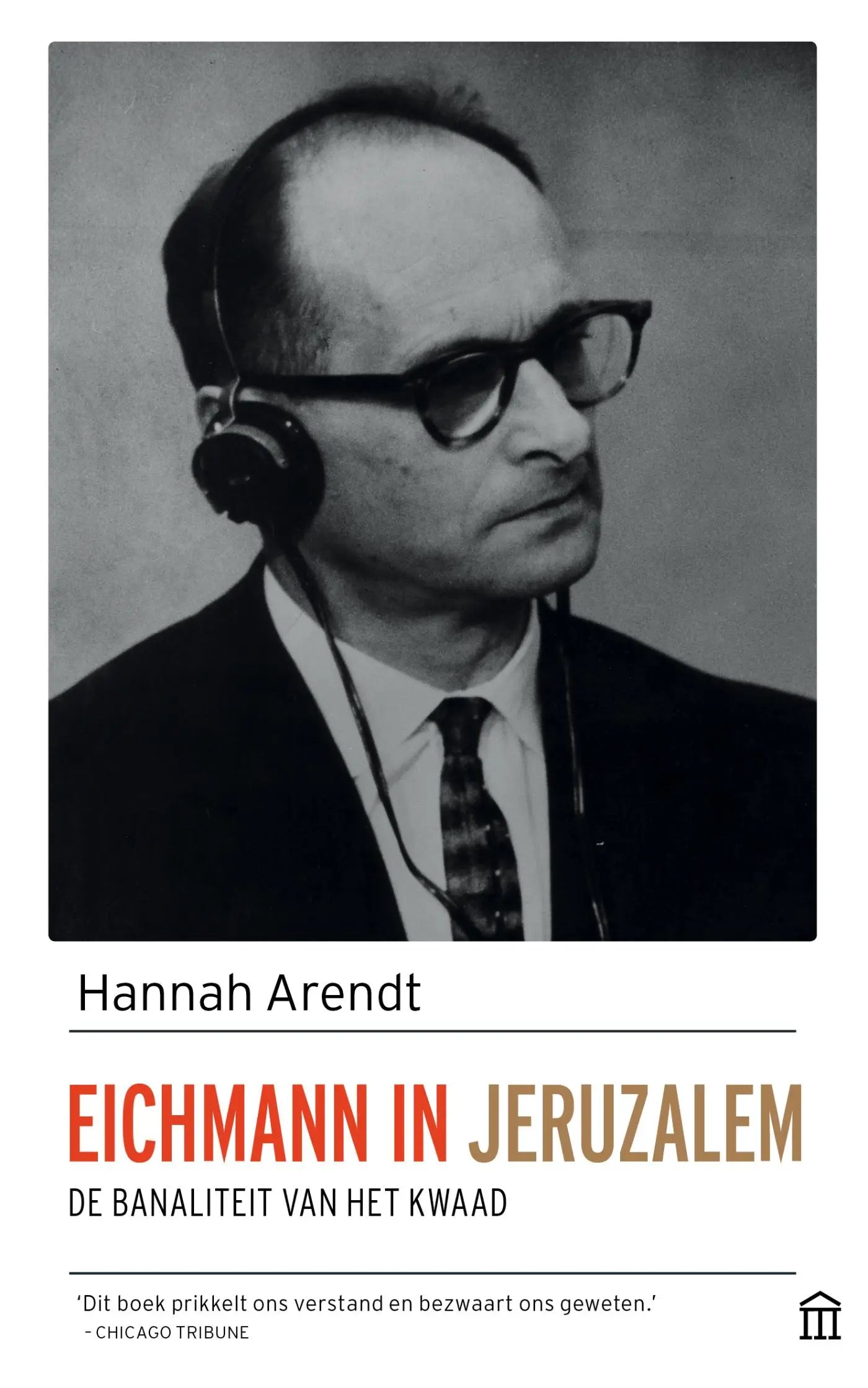 Zwart-wit portret van hannah arendt met donkere bril en headset op de omslag van eichmann in jeruzalem van atlas contact filosofie algemeen