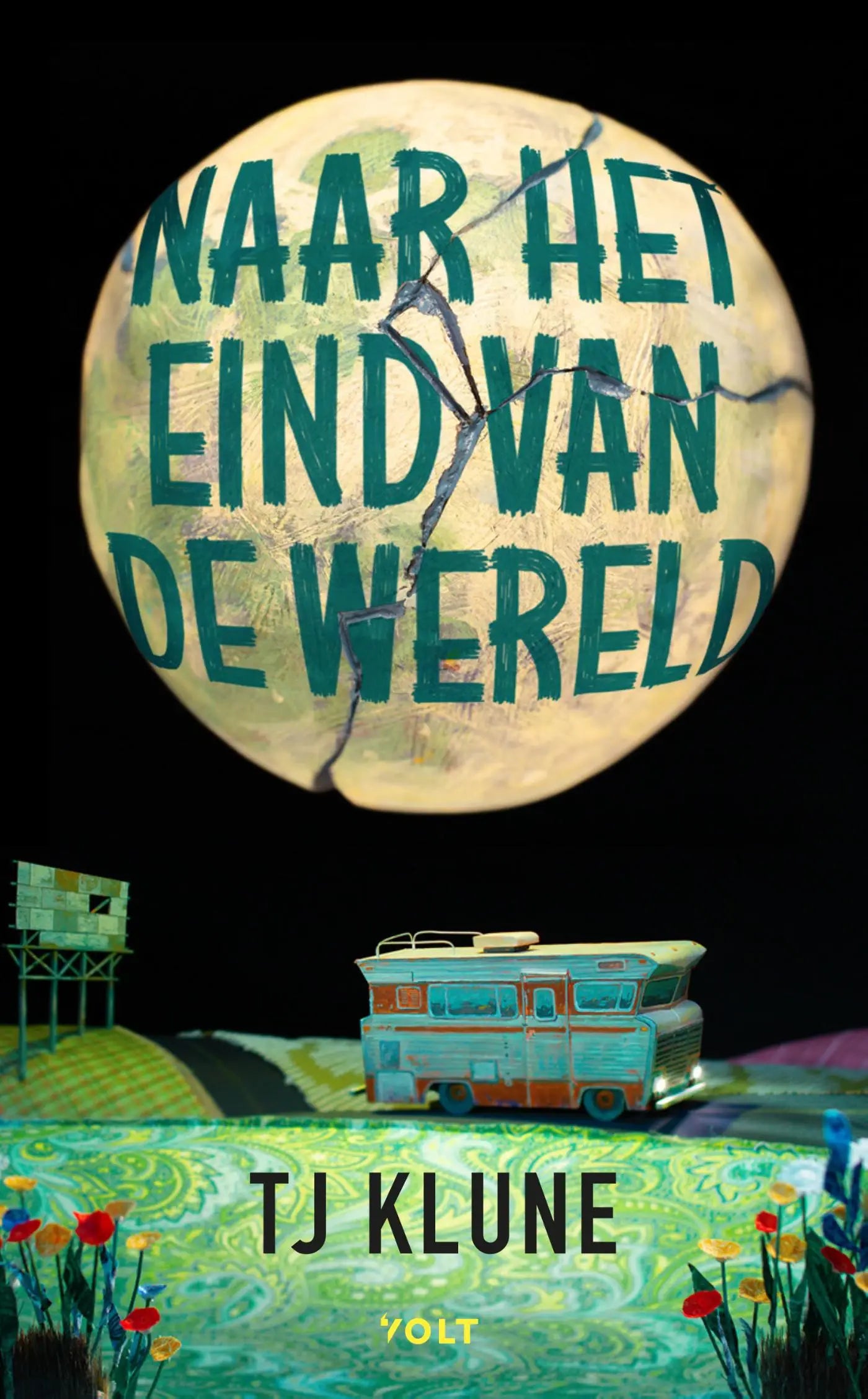 Boekcover van Naar het eind van de wereld met een gebarsten gele maan en een camper op een groene landschap