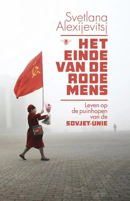 Afbeelding van rode sovjetvlag met gouden hamer en sikkel op product het einde van de rode mens van svetlana alexijevitsj
