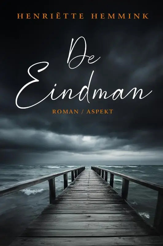 Donkere houten pier eindman die uitstrekt in stormachtige oceaan onder dreigende wolken