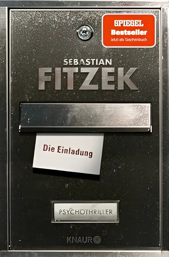 Zwart metalen brievenbus met zilveren letters en een witte brief eraan voor inschrijving einladung