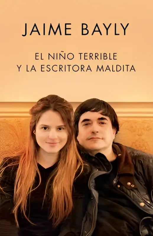De boekcover toont een warm portret van twee personen tegen een gouden achtergrond met de titel escritora maldita en jaime bayly