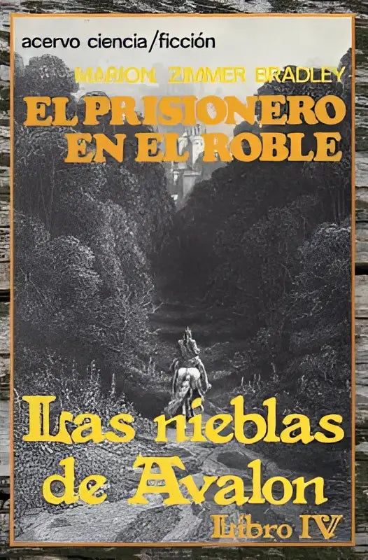 De boekcover toont een zwart-wit illustratie van een eenzame figuur wandelend door mistige bossen met de titel el prisionero en el roble van las nieblas de avalon