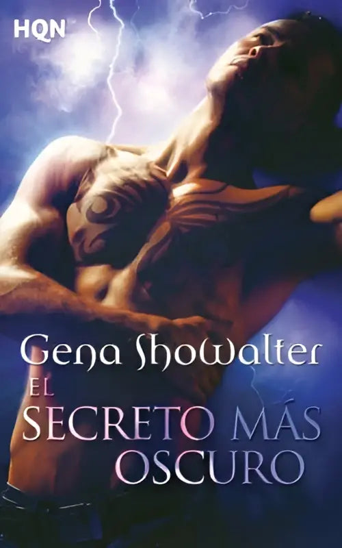 De boekcover van el secreto más oscuro toont een gespierde man met tatoeages tegen een bliksemschicht hemel